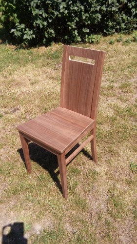 Sessel in Nuss, Massivholz; lackiert
